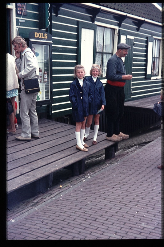 10.Marken apr 1971 Brigitte,Marion.JPG